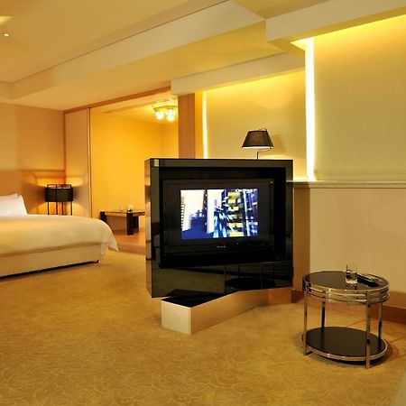 Asia Emperor Hotel Тайнан Екстериор снимка