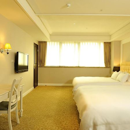 Asia Emperor Hotel Тайнан Екстериор снимка
