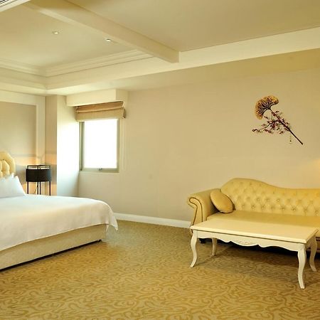 Asia Emperor Hotel Тайнан Екстериор снимка