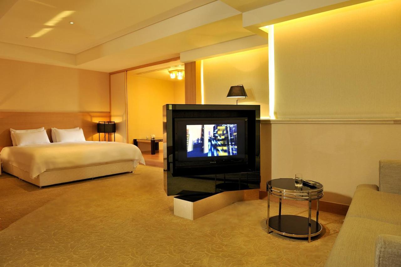 Asia Emperor Hotel Тайнан Екстериор снимка