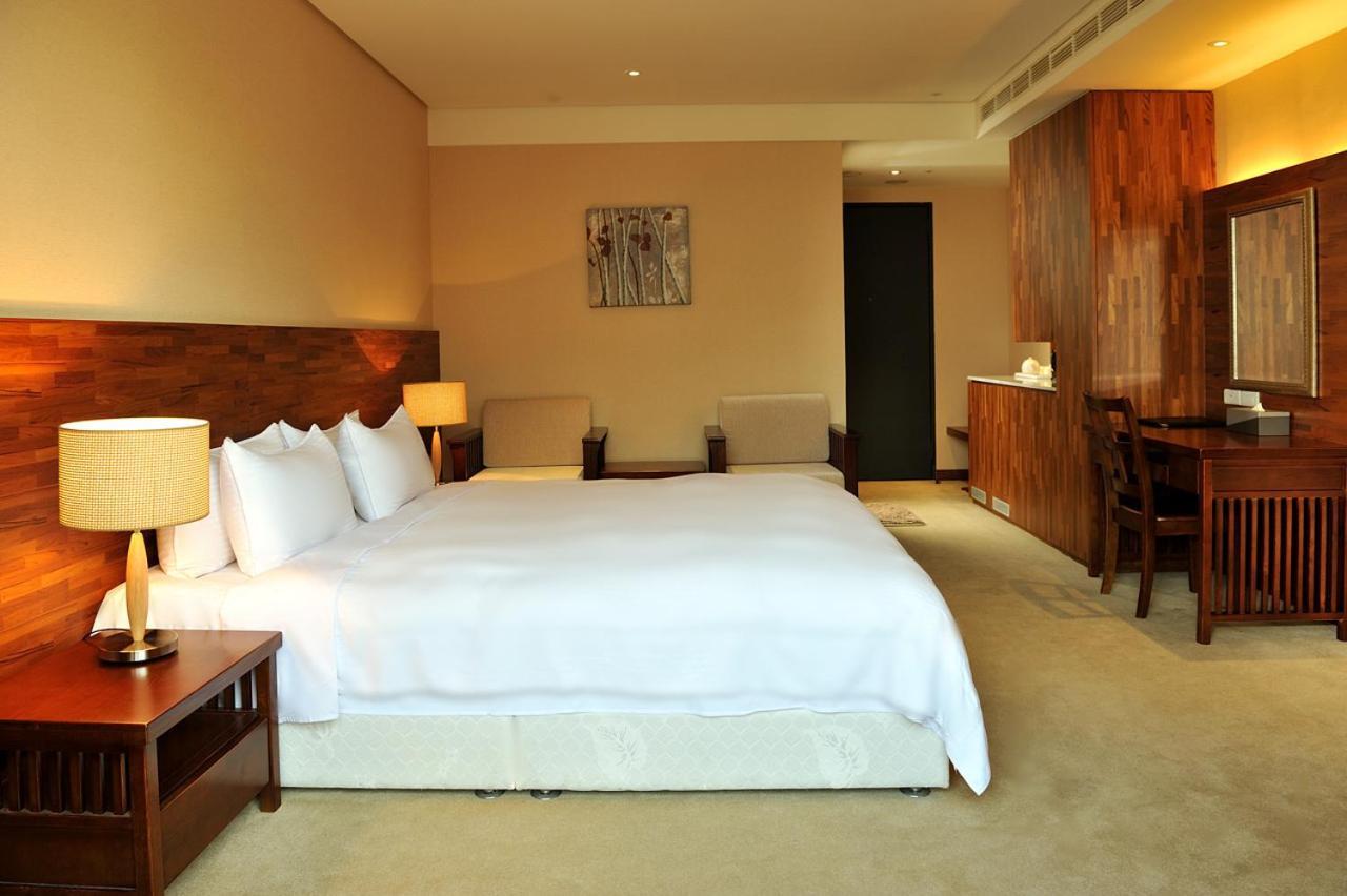 Asia Emperor Hotel Тайнан Екстериор снимка