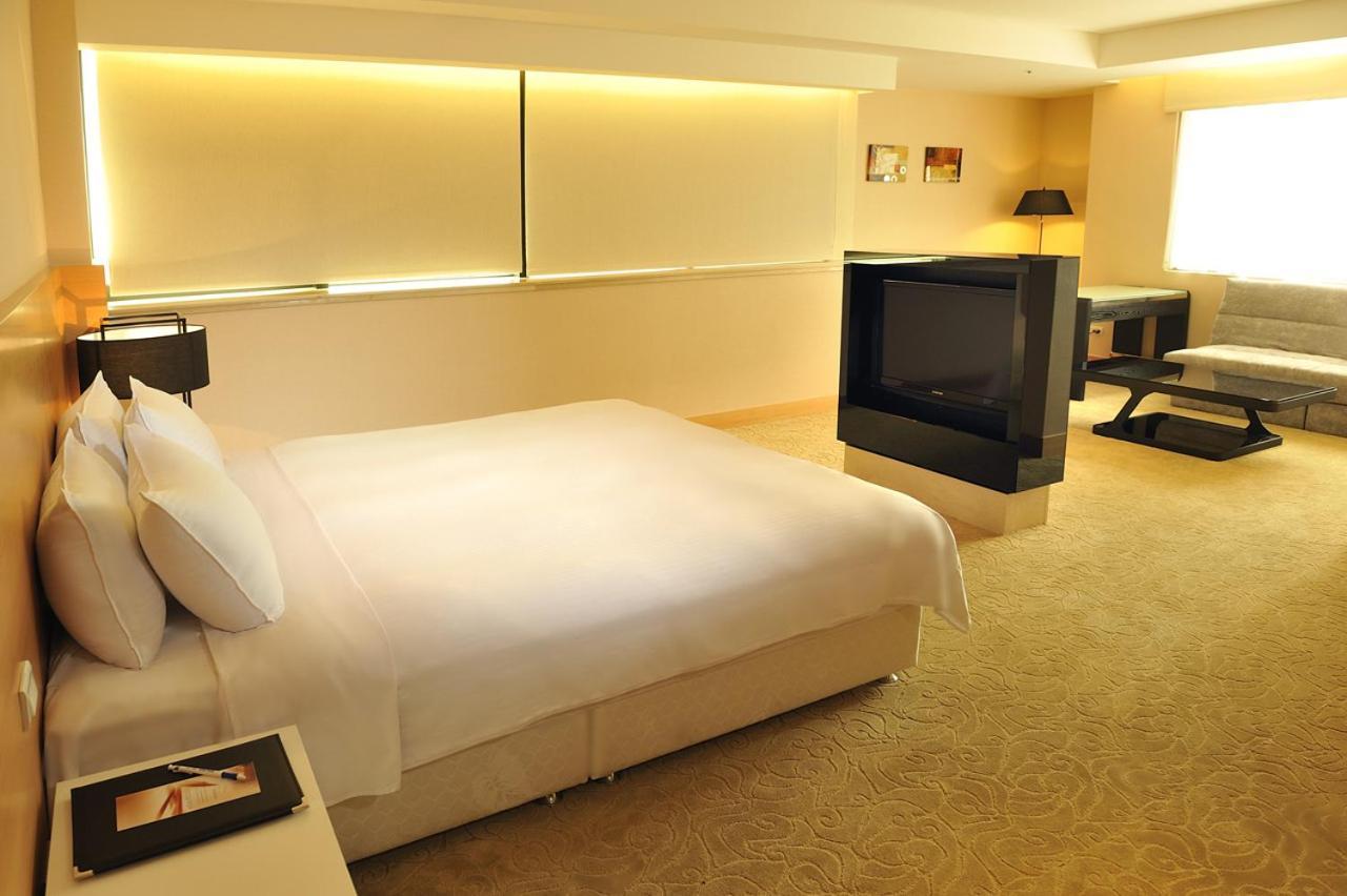 Asia Emperor Hotel Тайнан Екстериор снимка