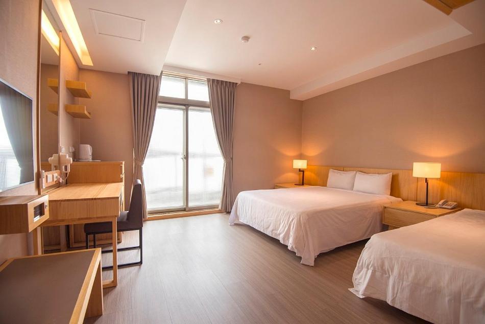 Asia Emperor Hotel Тайнан Екстериор снимка