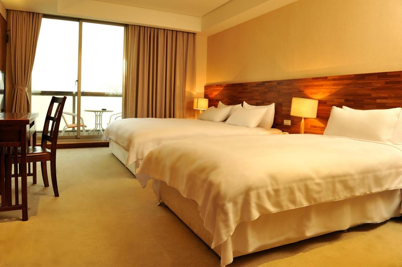 Asia Emperor Hotel Тайнан Екстериор снимка