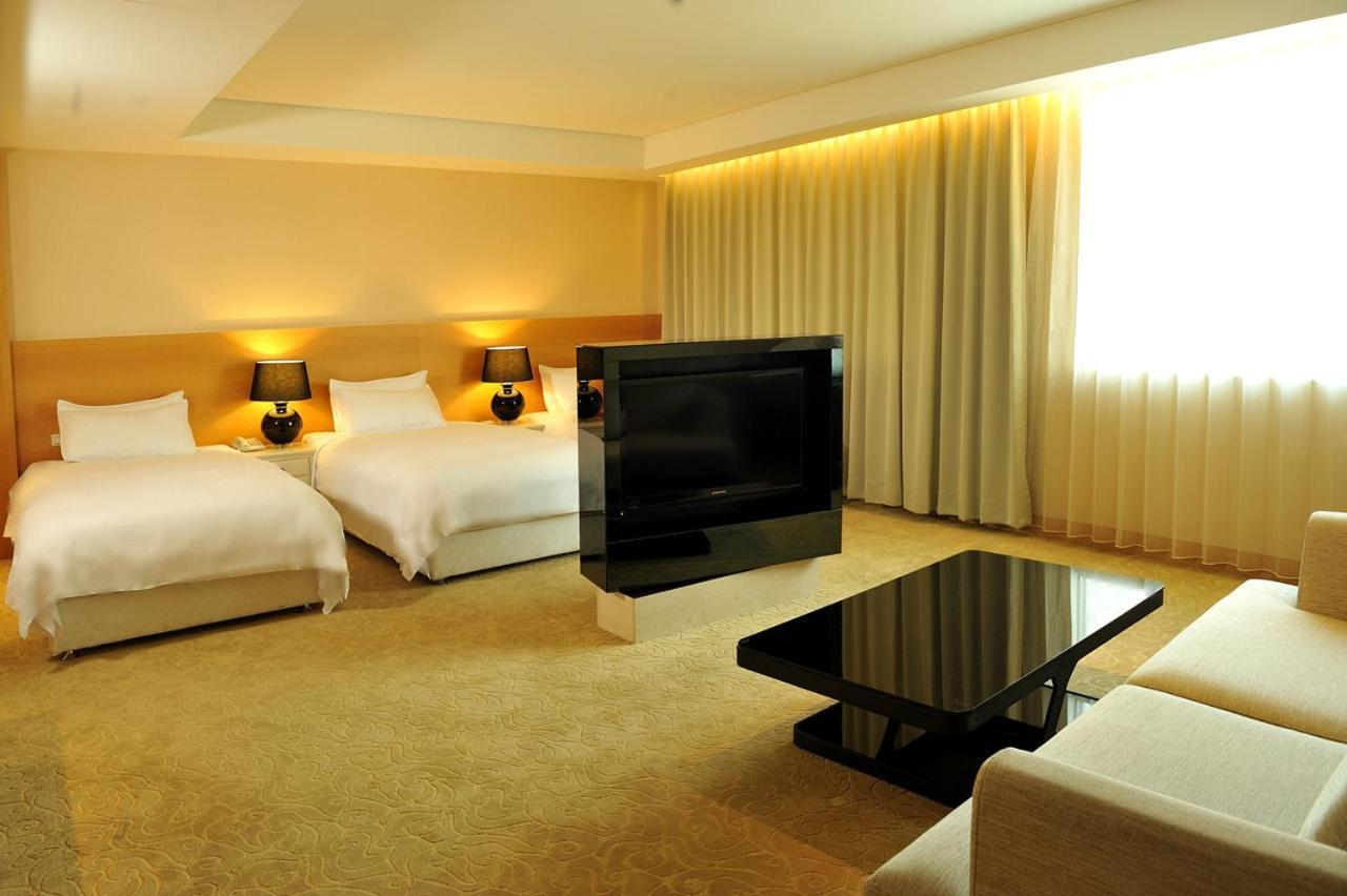 Asia Emperor Hotel Тайнан Екстериор снимка