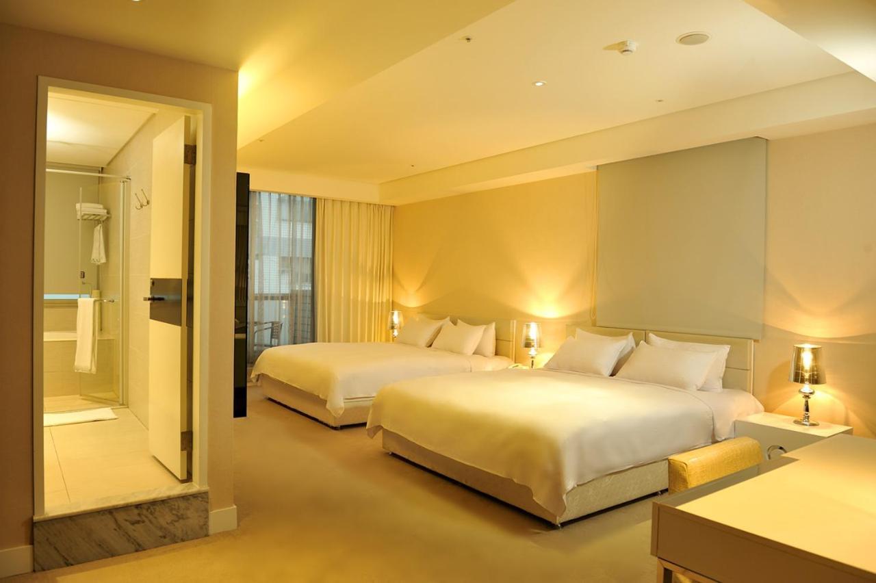 Asia Emperor Hotel Тайнан Екстериор снимка
