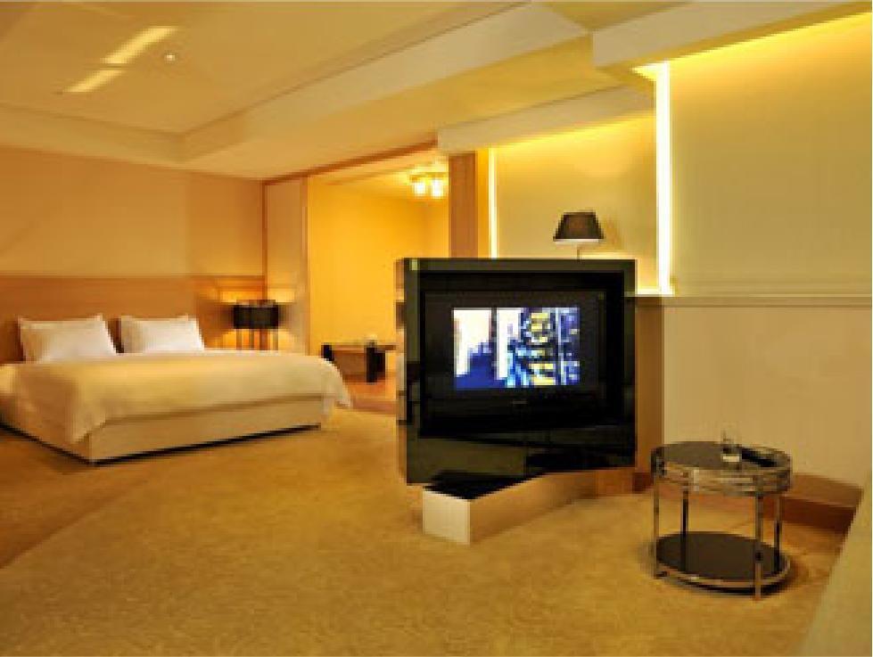 Asia Emperor Hotel Тайнан Екстериор снимка