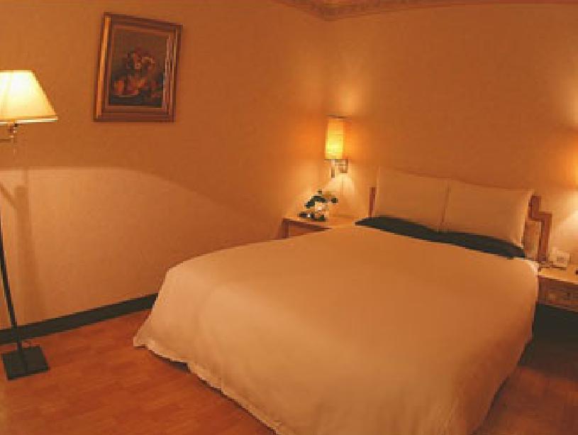Asia Emperor Hotel Тайнан Екстериор снимка