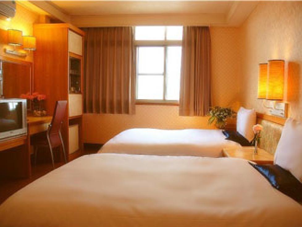Asia Emperor Hotel Тайнан Екстериор снимка